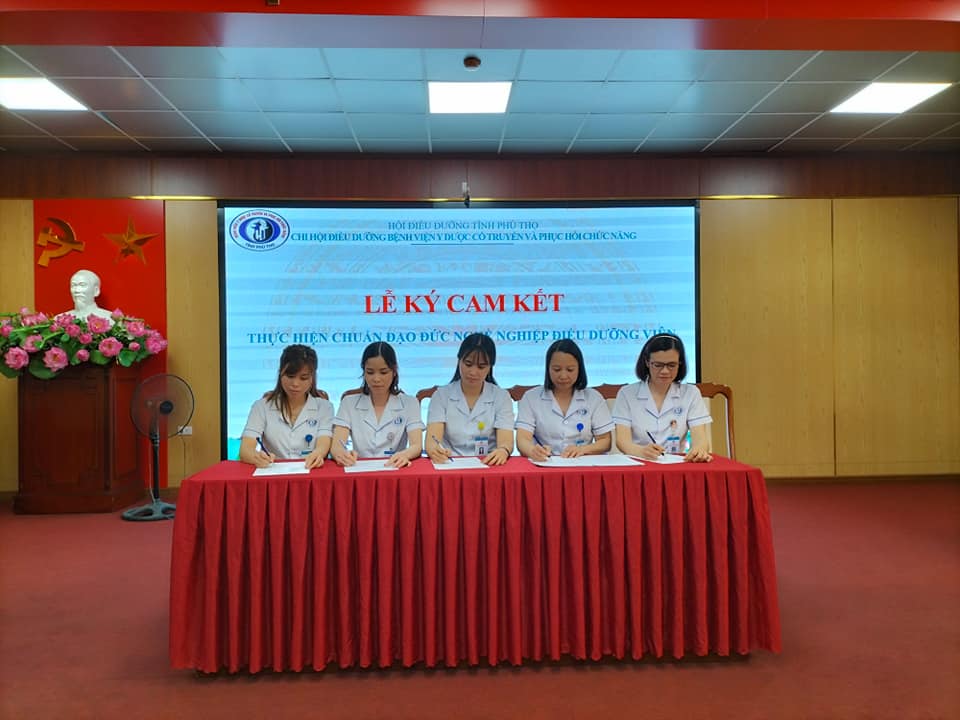 Tổ chức Lễ ký cam kết thực hiện chuẩn đạo đức nghề nghiệp điều dưỡng viên.