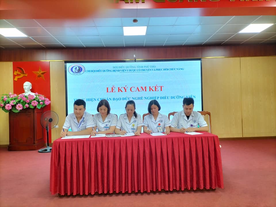 Tổ chức Lễ ký cam kết thực hiện chuẩn đạo đức nghề nghiệp điều dưỡng viên.