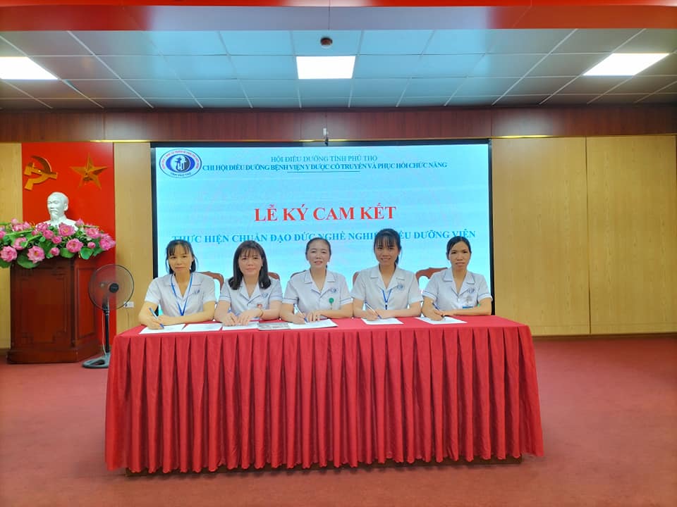 Tổ chức Lễ ký cam kết thực hiện chuẩn đạo đức nghề nghiệp điều dưỡng viên.