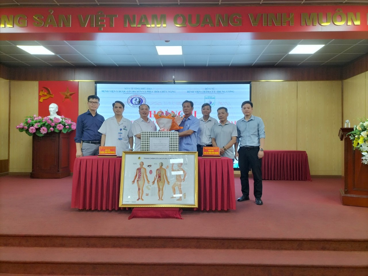 Chúc mừng lễ tiếp nhận, chuyển giao kỹ thuật và Báo cáo khoa học “Điều trị và chăm sóc đau đầu, mất ngủ”, “Điều trị và chăm sóc liệt do tai biến mạch máu não”