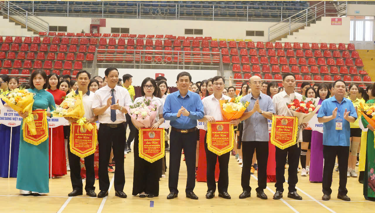 BỆNH VIỆN YDCT VÀ PHCN TỈNH PHÚ THỌ THAM GIA GIẢI BÓNG CHUYỀN HƠI CHÀO MỪNG KN 50 NĂM GIẢI PHÓNG MIỀN NAM